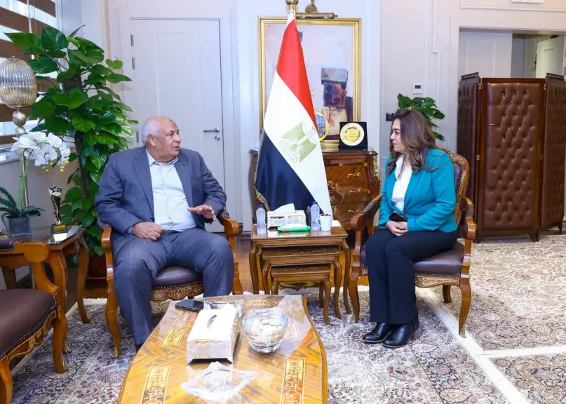 مع محافظ مطروح الموقف التنفيذي لمشروعات الخطة الاستثمارية ومنظومة المخلفات
