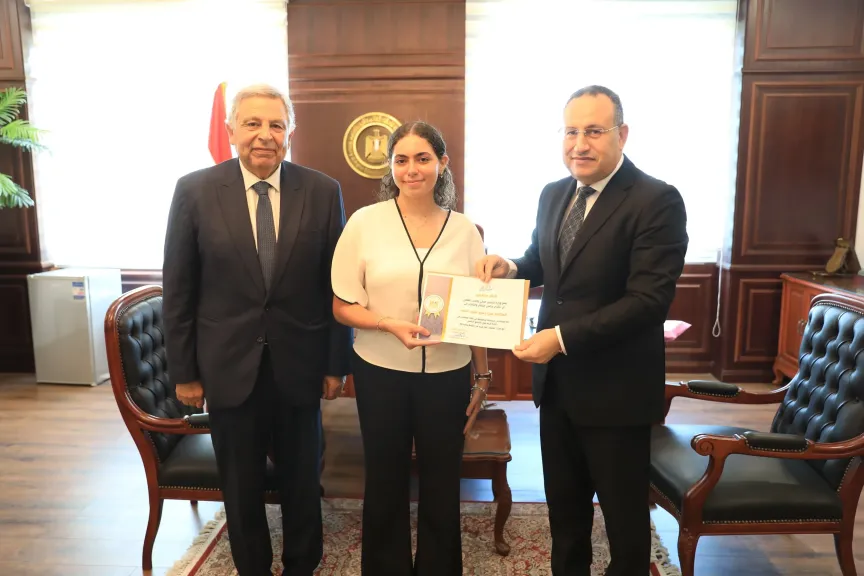 وزير التعليم العالي يكرمالطالبة هيا عمرو لمشاركتها في إسعاف مصابي حادث أرابيلا بلازا