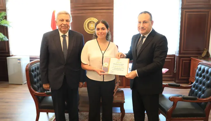 وزير التعليم العالي يكرمالطالبة هيا عمرو لمشاركتها في إسعاف مصابي حادث أرابيلا بلازا