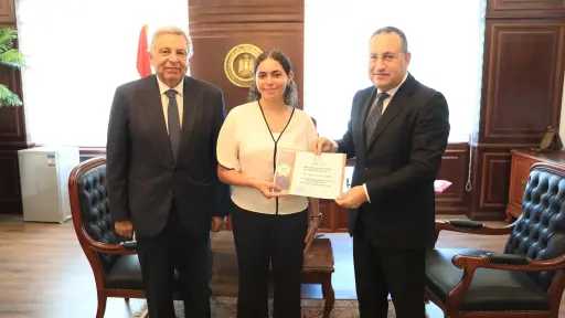 وزير التعليم العالي يكرمالطالبة هيا عمرو لمشاركتها في إسعاف مصابي حادث أرابيلا بلازا