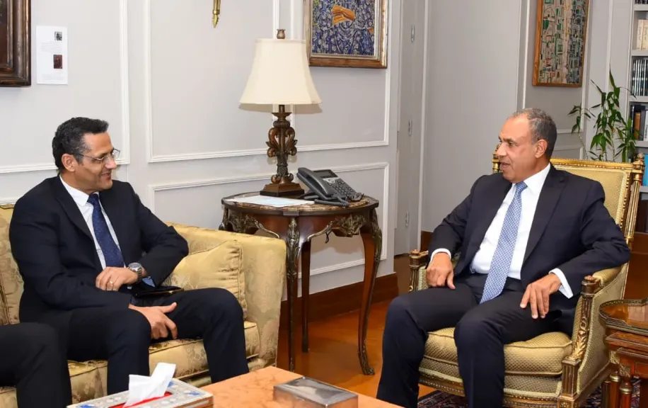 وزير الخارجية يستقبل نقيب الصحفيين ويشيد بالدور الوطني للصحافة المصرية| صور