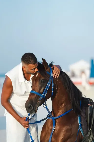 خيل البحر.. عصام السقا يشارك متابعيه بصور مع الحصان على الشاطئ