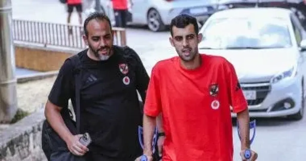 يوسف بلعمري يظهر بعكازين خلال سفر الأهلي إلى برشلونة