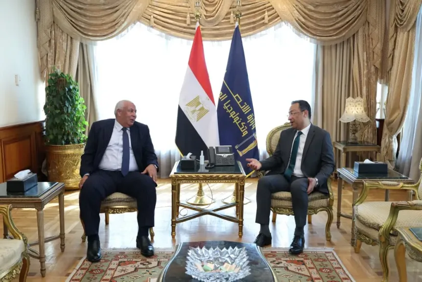 وزير الاتصالات يبحث مع محافظ مطروح الموقف التنفيذي لمشروعات الاتصالات وتكنولوجيا المعلومات بالمحافظة