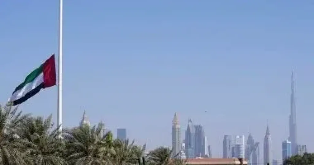 الدفاع الجوي الإماراتى يرصد تهديدا صاروخيا.. على المواطنين البقاء بمكان آمن