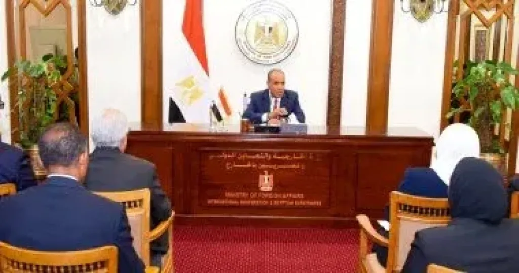 وزير الخارجية يجتمع مع قطاع التعاون الدولي بالوزارة