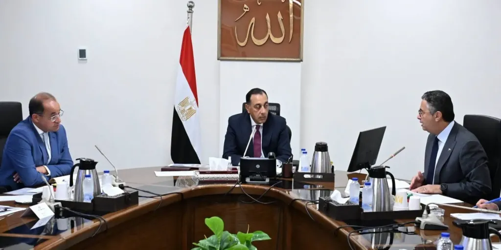 رئيس الوزراء يستعرض الإجراءات التنفيذية لفض التشابكات المالية بين ”المالية” وهيئة السلع التموينية