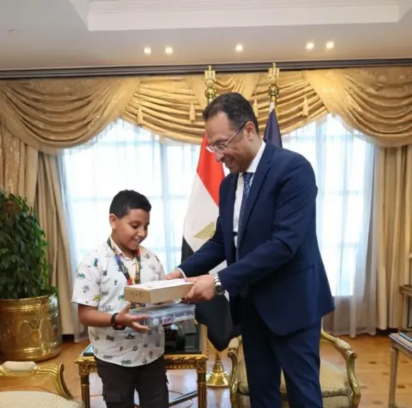 المهندس رأفت هندي يكرم الطفل مارتيروس مينا البالغ من العمر 10 أعوام لتميزه العالمي في البرمجة والروبوتات