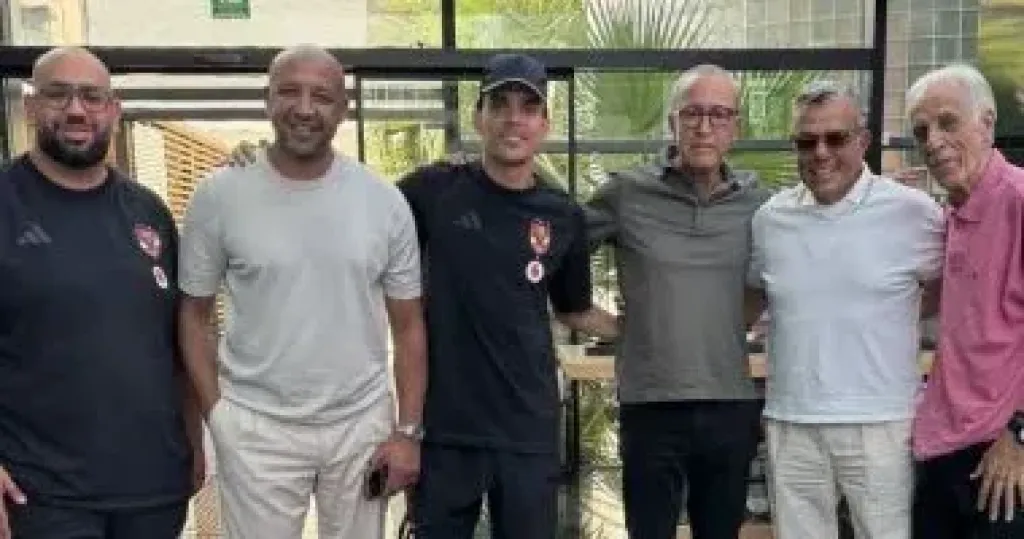 رئيس المغرب الفاسي يزور بعثة الأهلي قبل لقاء برشلونة