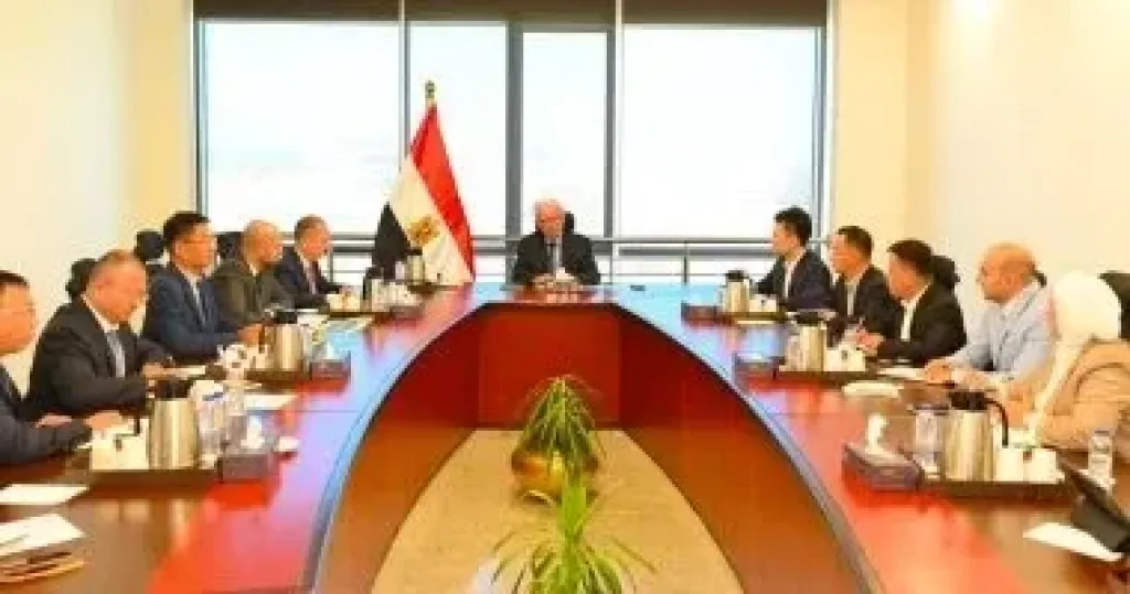 حسين عيسى يبحث مع مجموعة صينية إقامة مجمع صناعى متكامل باقتصادية قناة السويس