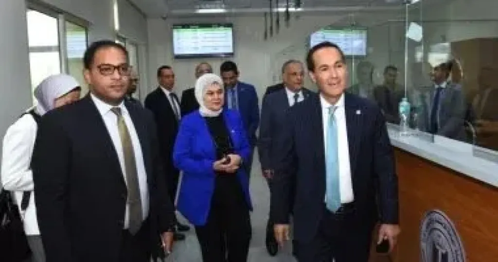 رئيس هيئة الاستثمار يتفقد مركز خدمات المستثمرين بفرع السادس من أكتوبر