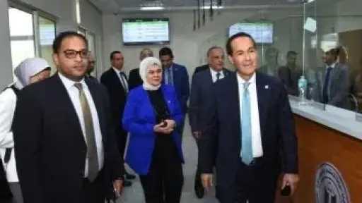 رئيس هيئة الاستثمار يتفقد مركز خدمات المستثمرين بفرع السادس من أكتوبر