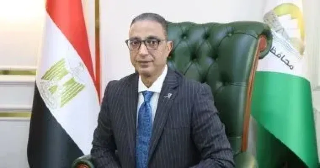 محافظ الجيزة يبحث موقف تقنين أراضي أملاك الدولة مع رؤساء الأحياء
