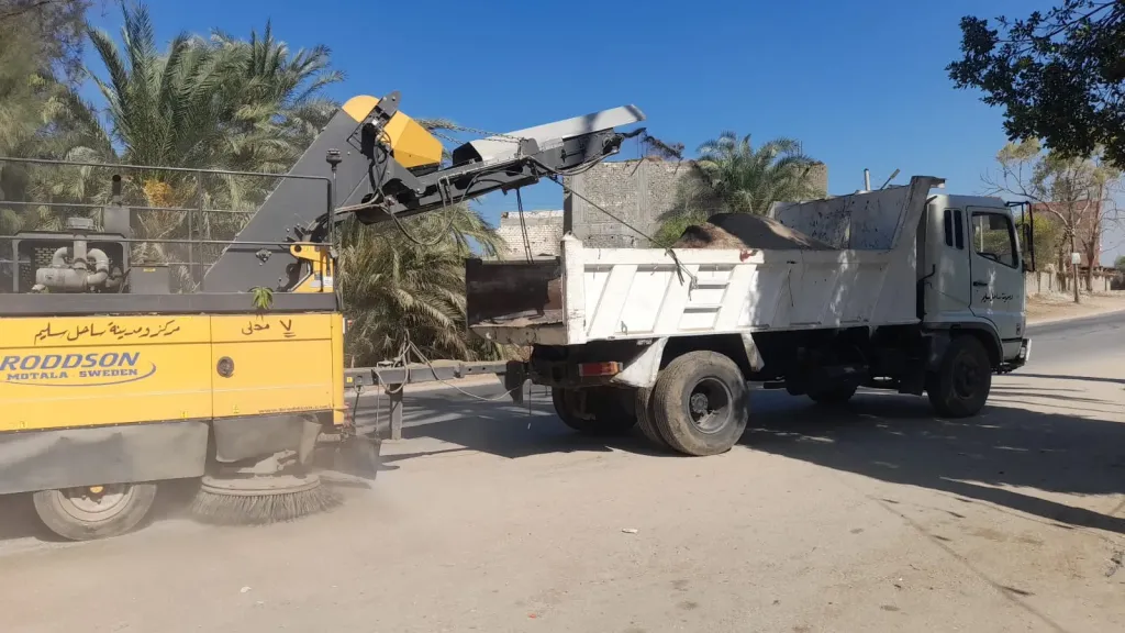 محافظ أسيوط: تكثيف حملات النظافة ورفع 60 طنًا من المخلفات والتراكمات بالطريق السريع