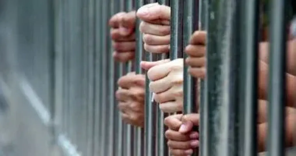 حبس 3 أشقاء وبحوزتهم 400 طربة حشيش وأسطوانات هيروين بالدلنجات