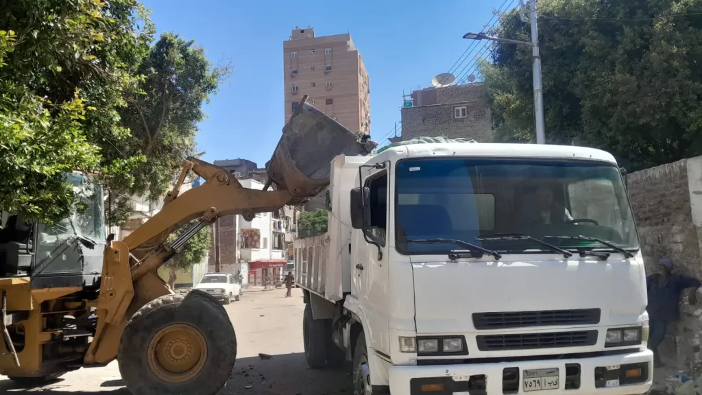 محافظ أسيوط: محافظ أسيوط: تكثيف حملات النظافة بحي شرق لرفع تراكمات القمامة