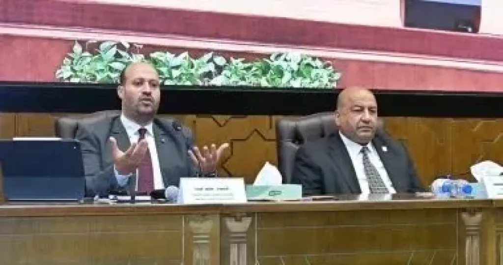 وزارة الاستثمار تستعرض مسارات مهنية وفرص عمل متنوعة أمام طلاب بجامعة القاهرة