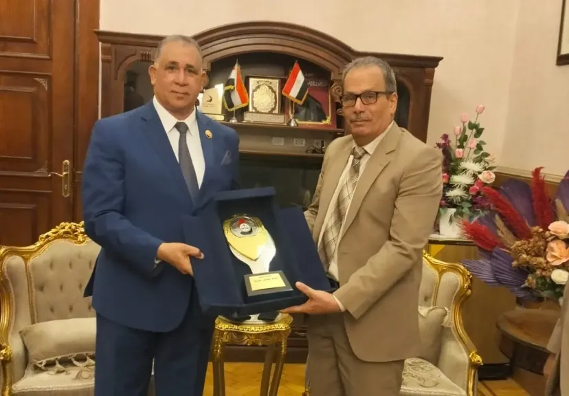 نقيب المحامين يزور رئيس محكمة استئناف القاهرة ويهديه درع النقابة تقديرًا لدوره في دعم العدالة
