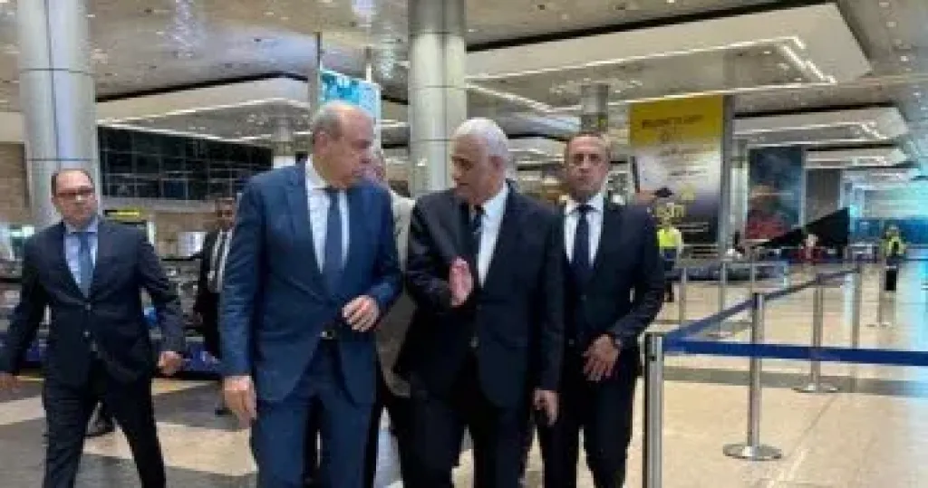 وزير الطيران يتابع حركة التشغيل بمطار القاهرة ويوجه بتسهيل الإجراءات