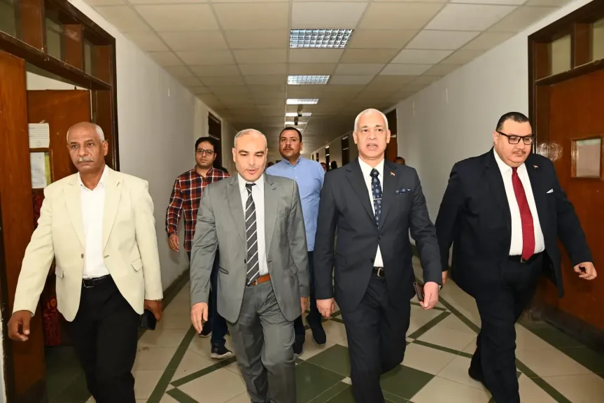 الدكتور أحمد عبدالمولى يتفقد عددًا من الإدارات المركزية بجامعة أسيوط لمتابعة جهود