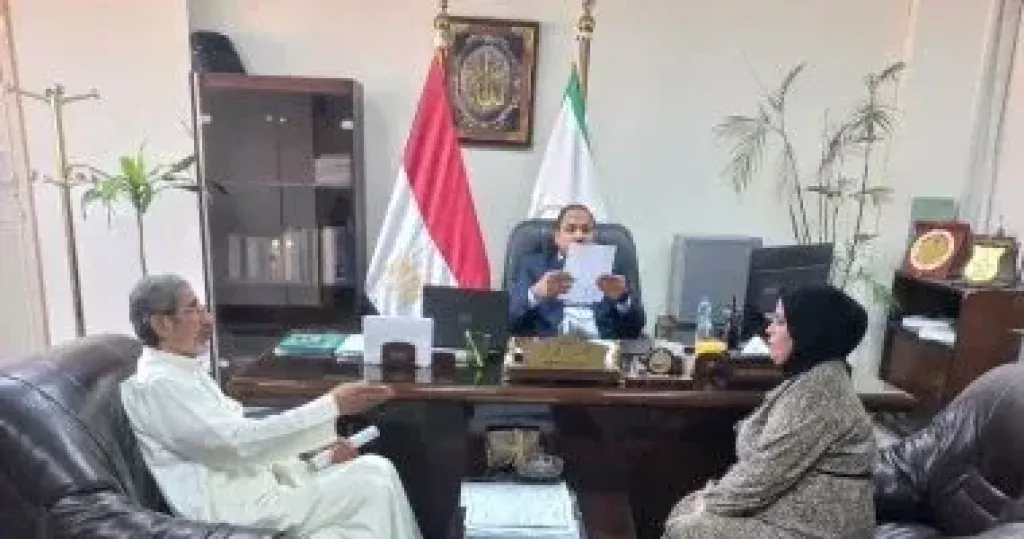 رئيس حى العجوزة يعقد اللقاء الأسبوعى للمواطنين لبحث شكاواهم