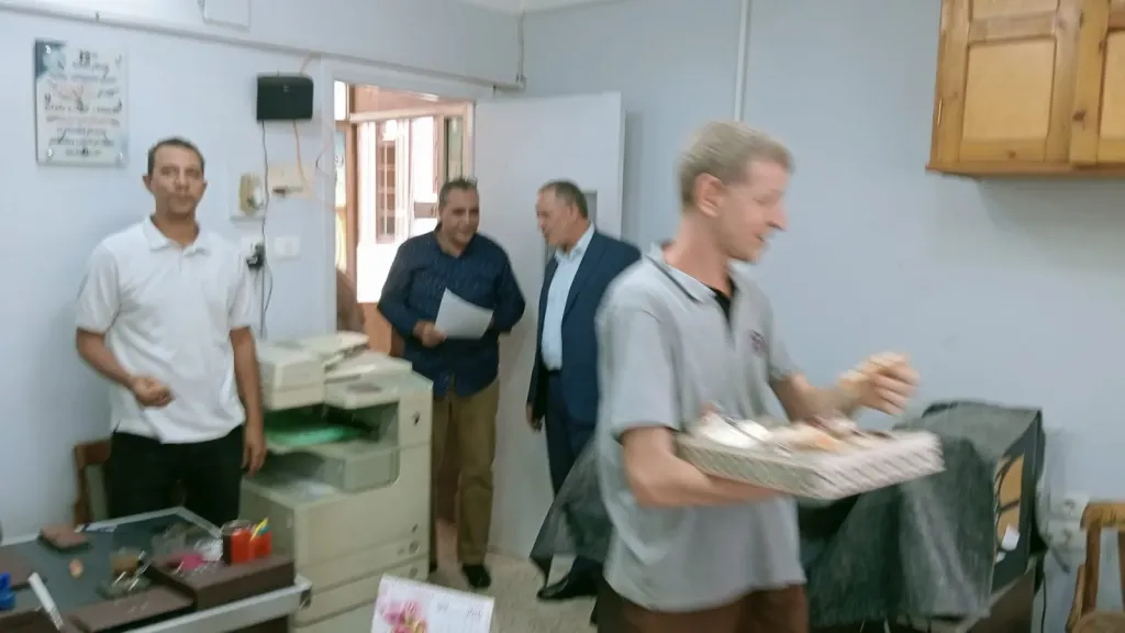 وكيل وزارة التعليم بأسيوط يوزع حلوى المولد النبوى على العاملين  بديوان المديرية