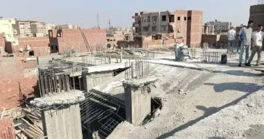 إزالة أعمال بناء مخالف بعقار بالقطاع الجنوبى فى حى الهرم