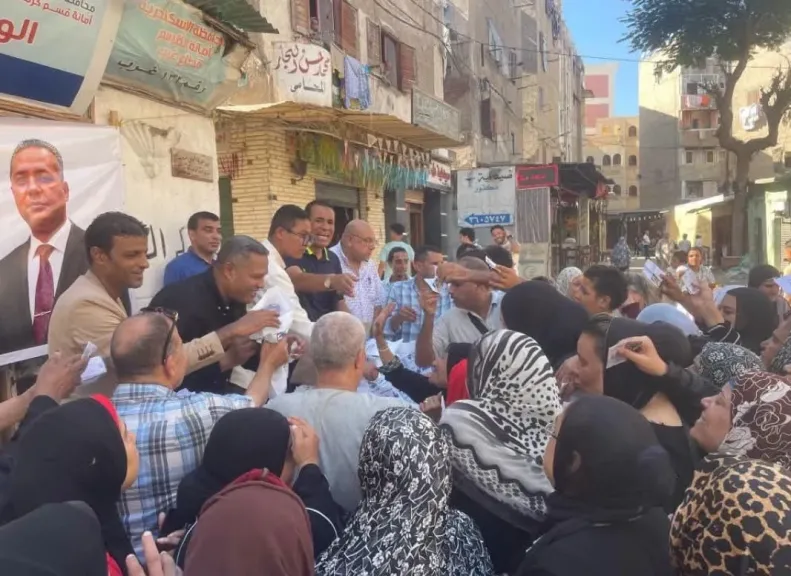 النائب محمد حمزة يقود «هدية الرئيس» في كرموز.. حلوى المولد تدخل البيوت وسط أجواء من الفرحة