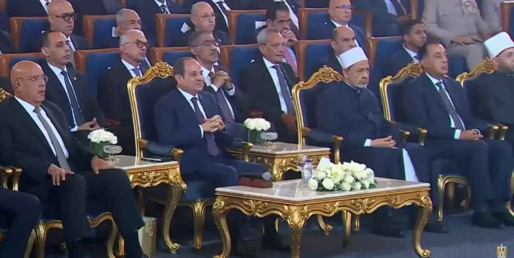 الرئيس السيسي يشاهد فيلما تسجيليا بعنوان «النبي تبسم».. ويتسلم من وزير الأوقاف مجموعة كتب «الشمائل المحمدية»