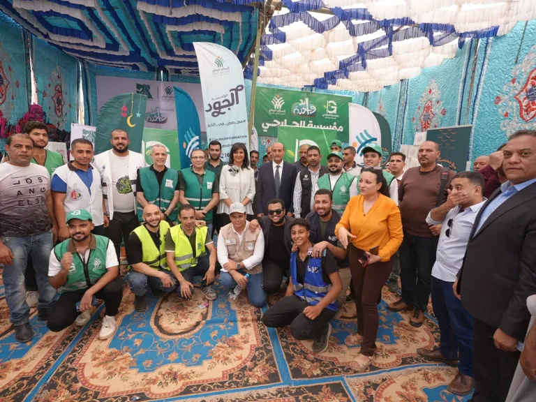 محافظ أسيوط والسفيرة نبيلة مكرم يتفقدان قافلة ”إيد واحدة” بمسرع لتقديم حزمة متكاملة