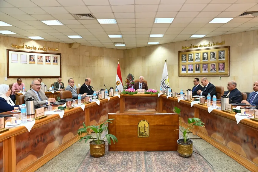 مجلس جامعة أسيوط يعقد اجتماعه الدوري برئاسة الدكتور أحمد عبدالمولى