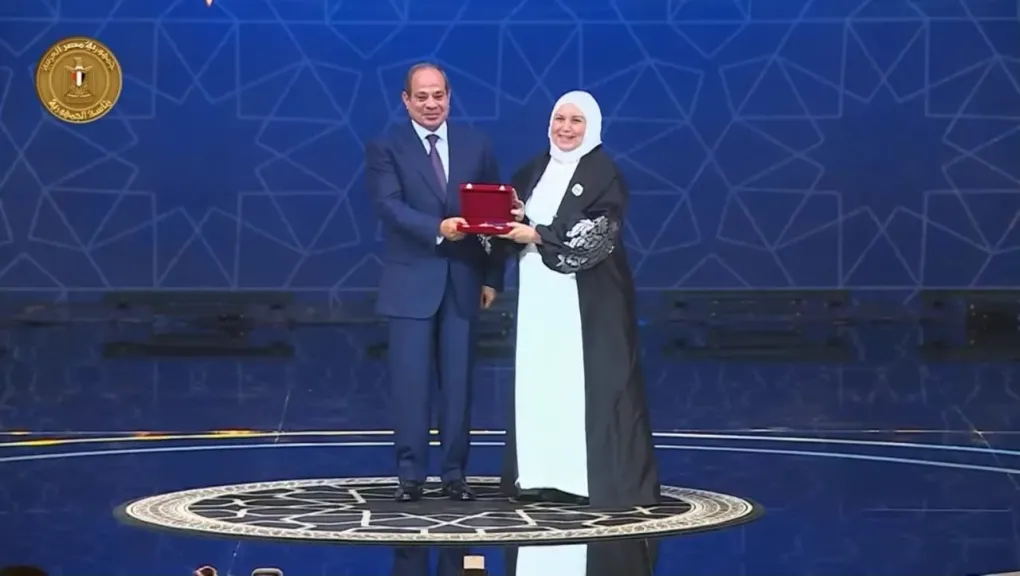 في احتفال المولد النبوي.. السيسي يمنح الدكتورة مروى ياسين وسام العلوم والفنون من الطبقة الأولى