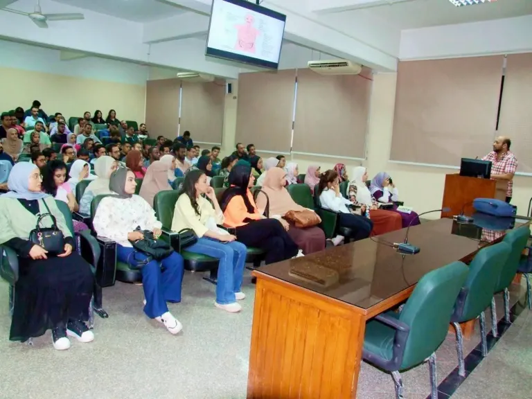 كلية الطب بجامعة أسيوط تنظم دورة تدريبية حول مكافحة العدوى لأطباء التدريب