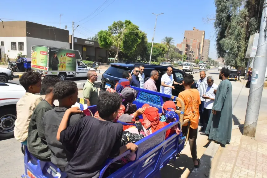 محافظ أسيوط يستوقف سيارة ربع نقل وتروسيكلًا محملين بالأطفال على كوبري المندرة