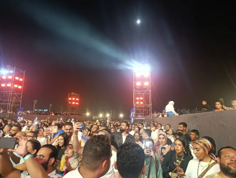 حضور كامل العدد بحفل محمد حماقي في العلمين الجديدة