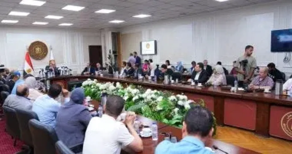 وزير العمل: عمالنا بالخارج فى قلب اهتمام الدولة.. ومكاتب التمثيل العمالى تدافع عنهم