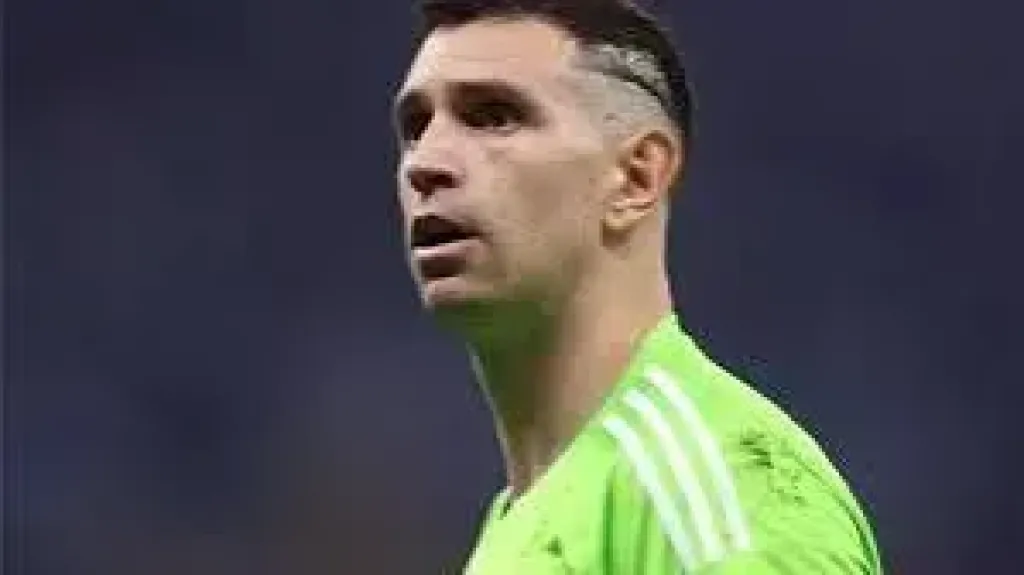 تشيلسي يضم إيميليانو مارتينيز حارس أستون فيلا رسميا