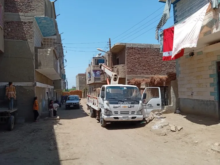 محافظ أسيوط: رفع كفاءة الإنارة وتمهيد الطرق بقرى الفتح لتحسين الخدمات