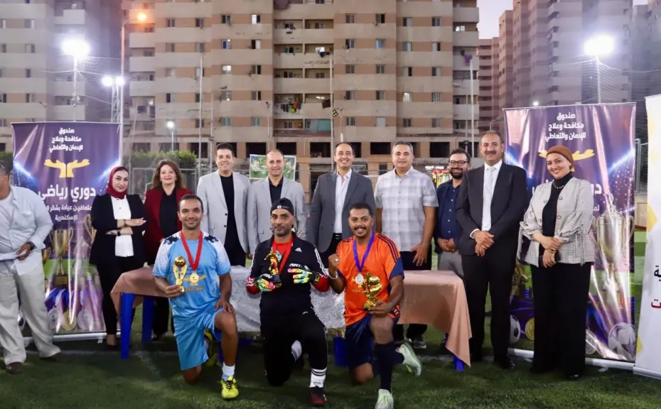 عمرو عثمان يلتقي مجموعة من المتعافين  بمحافظة الإسكندرية بعد تلقيهم كافة الخدمات العلاجية مجانًا ويحثهم على الاستمرار في التعافي