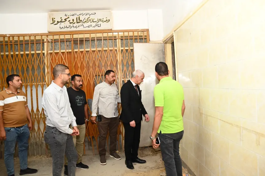 جامعة أسيوط يتفقد استراحة الطبيبات المقيمات وإدارة مراقبة المخزون السلعي بالمستشفى
