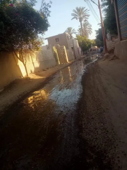 العجرة بالفشن تغرق في برك ومستنقعات الصرف الصحي.. وطريق المقابر يتحول إلى معاناة يومية للأهالي