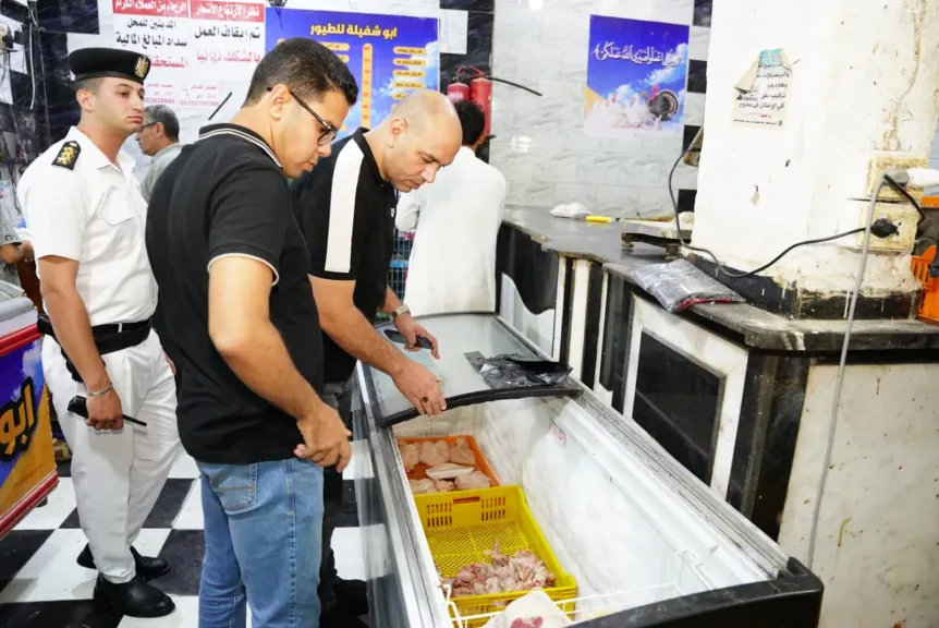 حملة موسعة على الأسواق والمنشآت الغذائية بقيادة نائب المحافظ تسفر عن إعدام ٥٩٥ كجم أغذية غير صالحة وتحرير ٦٠ محضرً