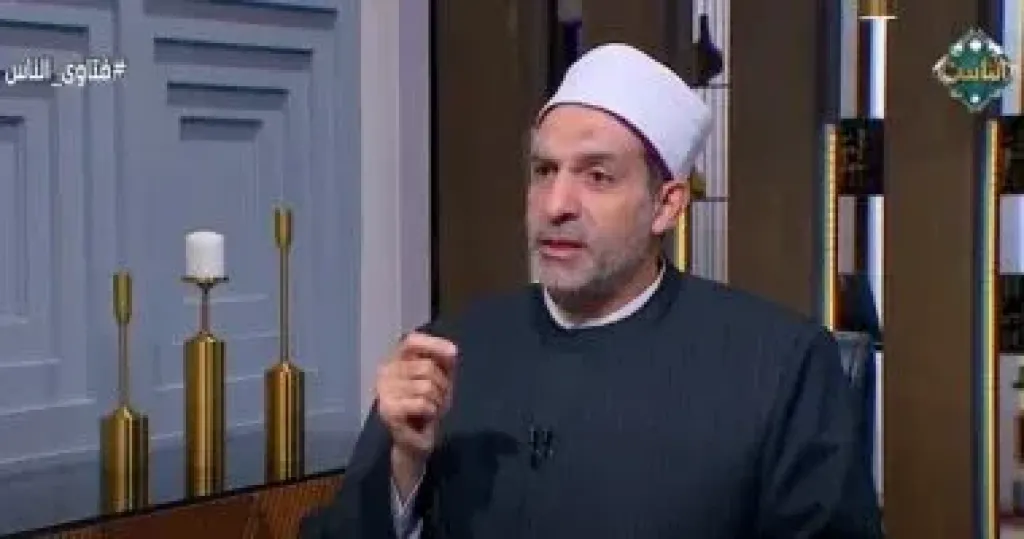 هل تصح صلاة الشاب بتيشيرت حمالات وبرمودا؟.. أمين الفتوى يجيب