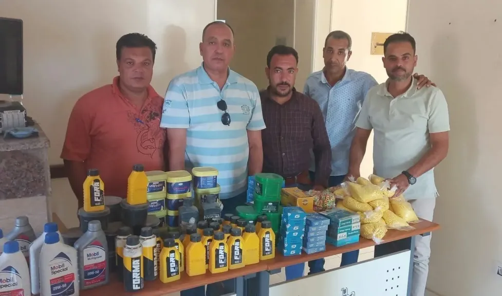 ضبط قطع غيار وزيوت سيارات ومواد غذائية مجهولة المصدر في حملة تموينية مكبرة بسمسطا
