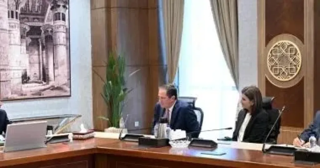 رئيس الوزراء يلتقى رئيس مجلس الإدارة والرئيس التنفيذى لشركة ”سيسكو”