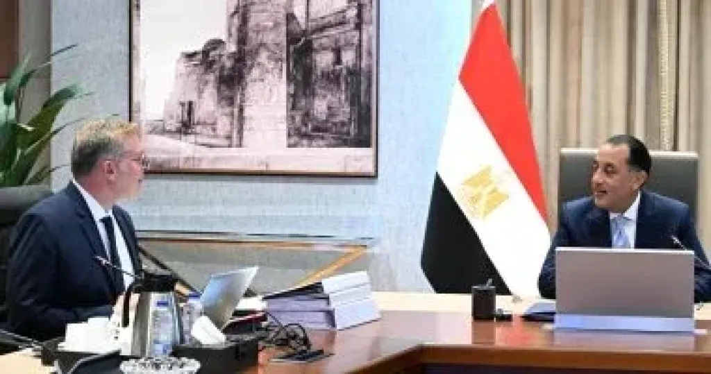 رئيس الوزراء يتابع مع وزير البترول عدداً من ملفات العمل