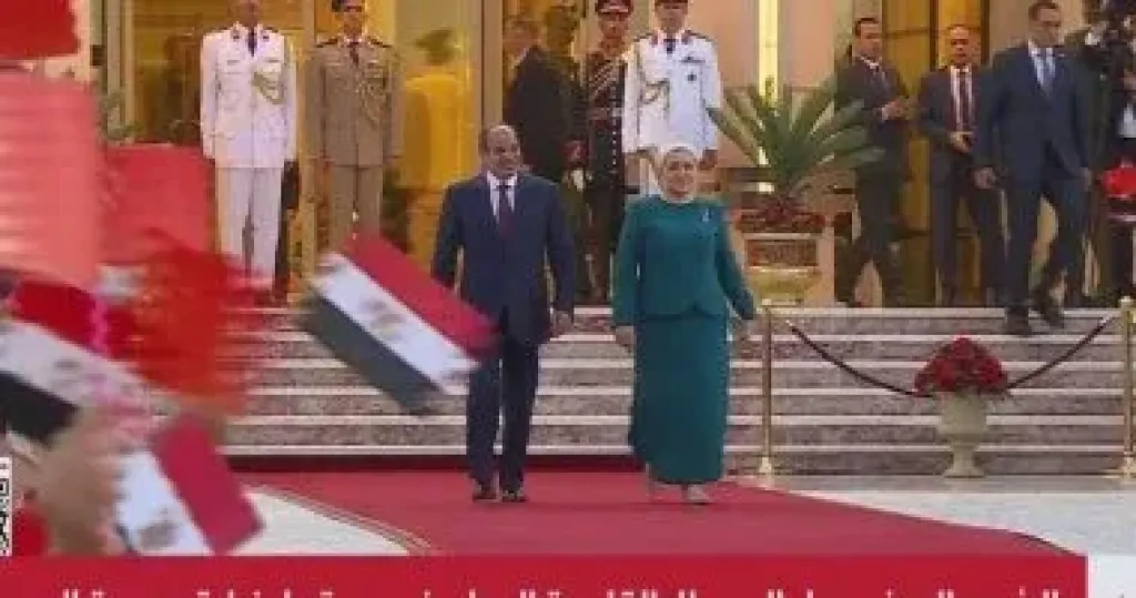 الرئيس السيسى والسيدة قرينته يستقبلان الرئيس الصينى وزوجته بمطار القاهرة
