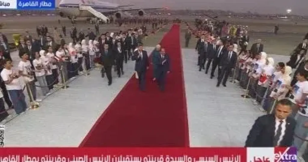 أطفال يحملون أعلام مصر والصين فى استقبال الرئيس الصينى بمطار القاهرة