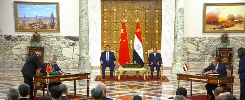 الرئيس السيسي ونظيره الصيني يشهدان التوقيع على مذكرات التفاهم والوثائق بين البلدين| فيديو