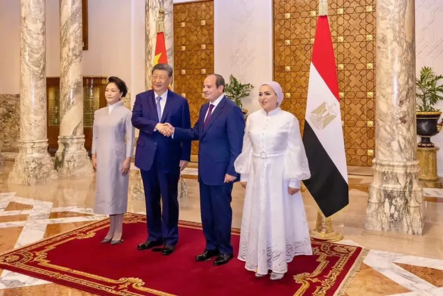 الرئيس السيسي وقرينته يودعان رئيس الصين وقرينته فى مطار القاهرة الدولي